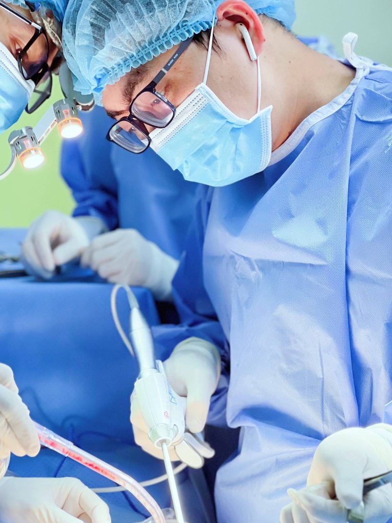 Bác sĩ Bảo Ân đang trực tiếp phẫu thuật nâng ngực cho khách hàng