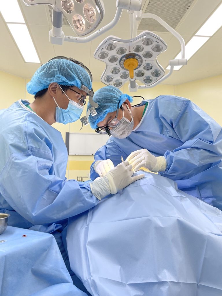 Bác sĩ Nguyễn Tấn Bảo Ân trực tiếp thực hiện phẫu thuật nâng mũi cho khách hàng