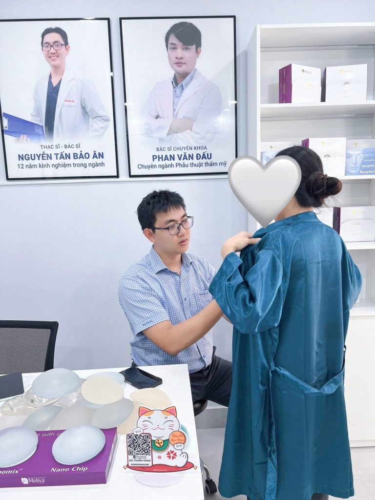 Bác sĩ Nguyễn Tấn Bảo Ân trực tiếp thăm khám, phẫu thuật, tái khám khách hàng nâng ngực